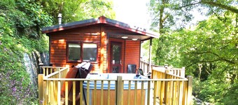 Riverside Lodge with Hot Tub. Walk to Lynton & Lynmouth Towns. Free Parking.