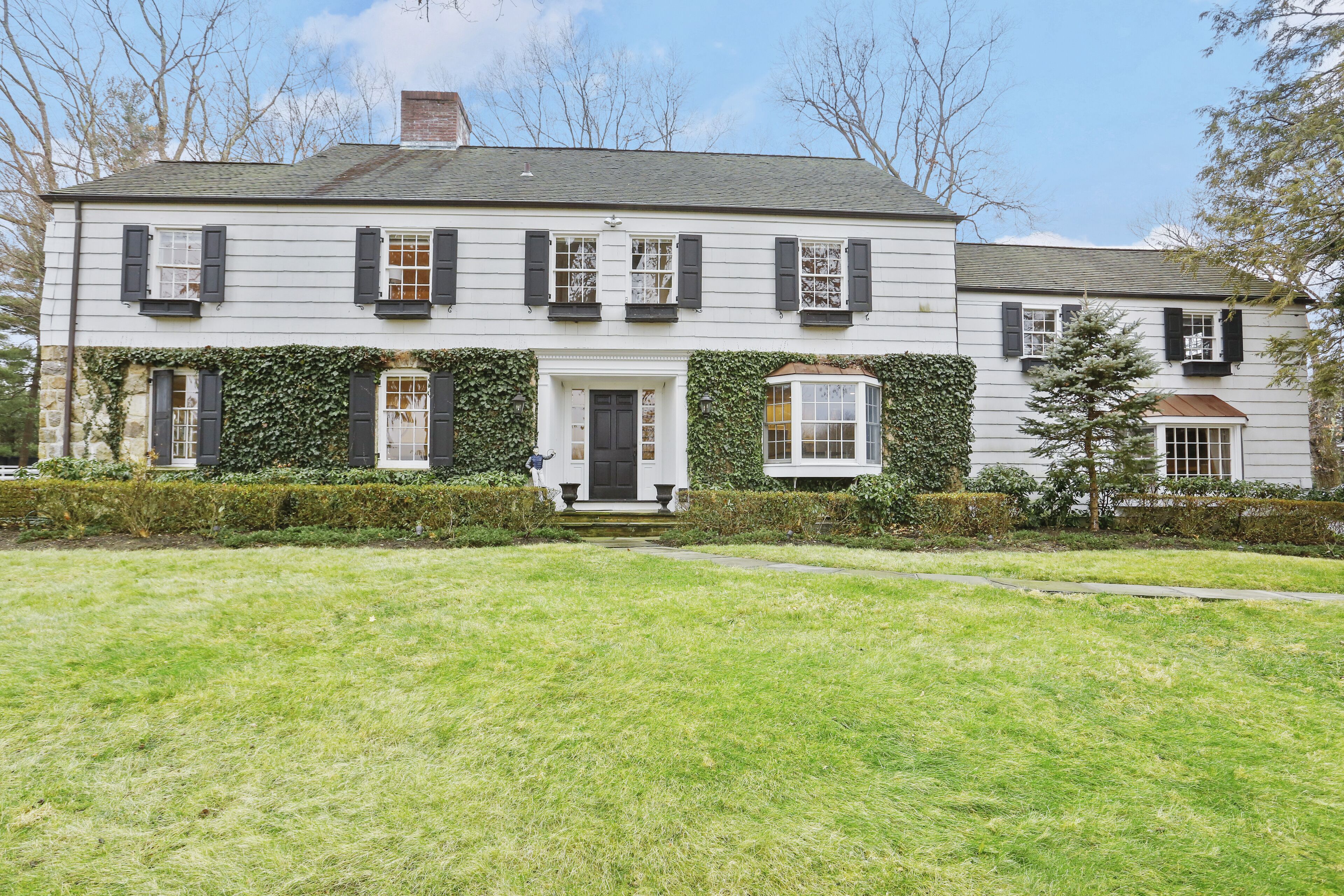 Back Country Estate w/ Pool, Sleeps 8 - Fully loaded, Pet Friendly Greenwich CT