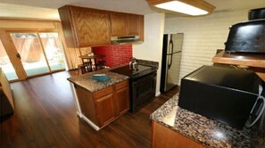 Réfrigérateur, micro-ondes, plaque de cuisson, lave-vaisselle