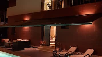 Een buitenzwembad, een verwarmd zwembad