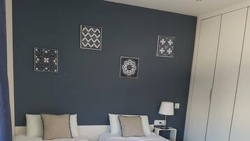 3 bedrooms, in-room safe, iron/ironing board, travel cot