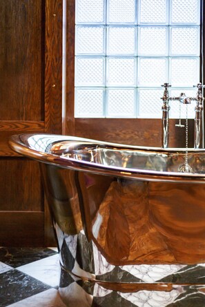 The Suite | Deep soaking bathtub - House of Gods Hotel (Edinburgh)