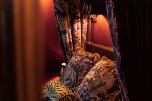 The Classic | Minibar, in-room safe, individually decorated, individually furnished - House of Gods Hotel (Edinburgh)