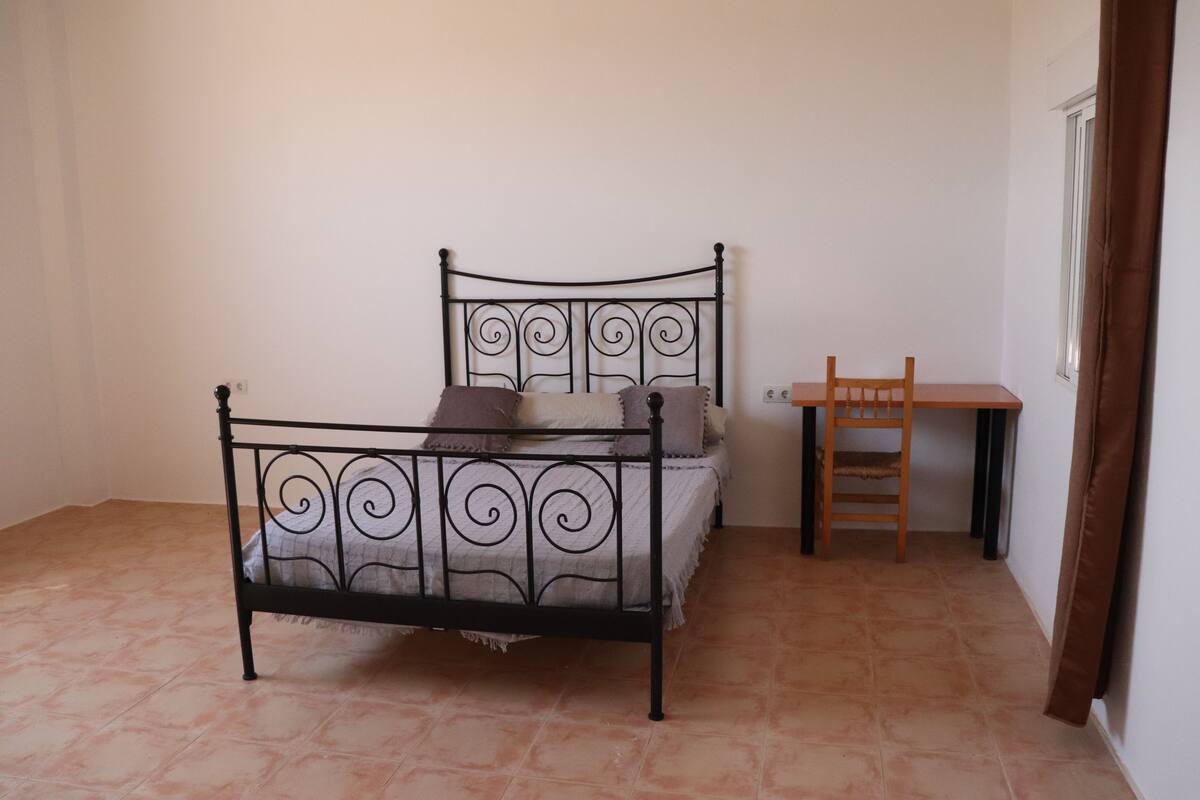 Escritorio, cortinas blackout, wifi gratis y ropa de cama