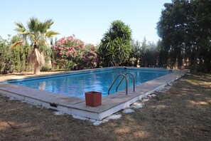 สระว่ายน้ำกลางแจ้ง, ร่มริมสระว่ายน้ำ, เก้าอี้อาบแดดริมสระ