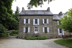 Front of property - Le Manoir Du Poul Coeur de Bretagne B&B (Mellionnec)