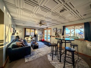 Smart TV, chimenea y consola de videojuegos