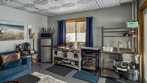 Un espace de vie compact comprenant une kitchenette, un coin repas et un canapé.