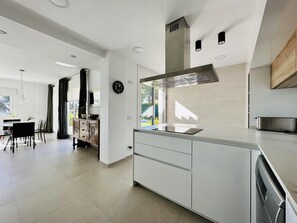 Refrigerador, microondas, horno y lavavajillas 