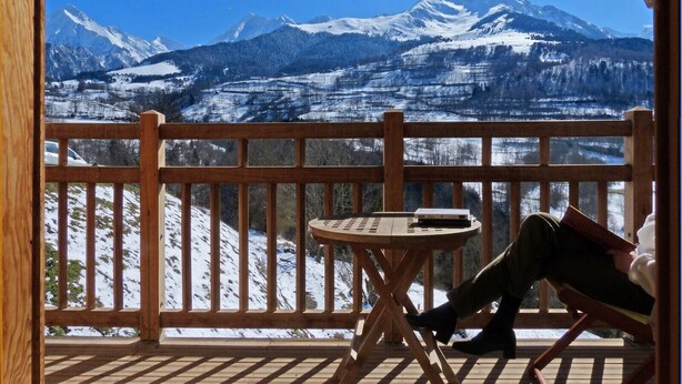 A wooden deck with a table and chairs, overlooking a snowy mountain landscape. - Contemporary chalet with exceptional views and exposure 4 minutes from St Lary Soulan (Estensan)
