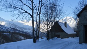 A snow-covered landscape with a house and a dog in the foreground. - Contemporary chalet with exceptional views and exposure 4 minutes from St Lary Soulan (Estensan)