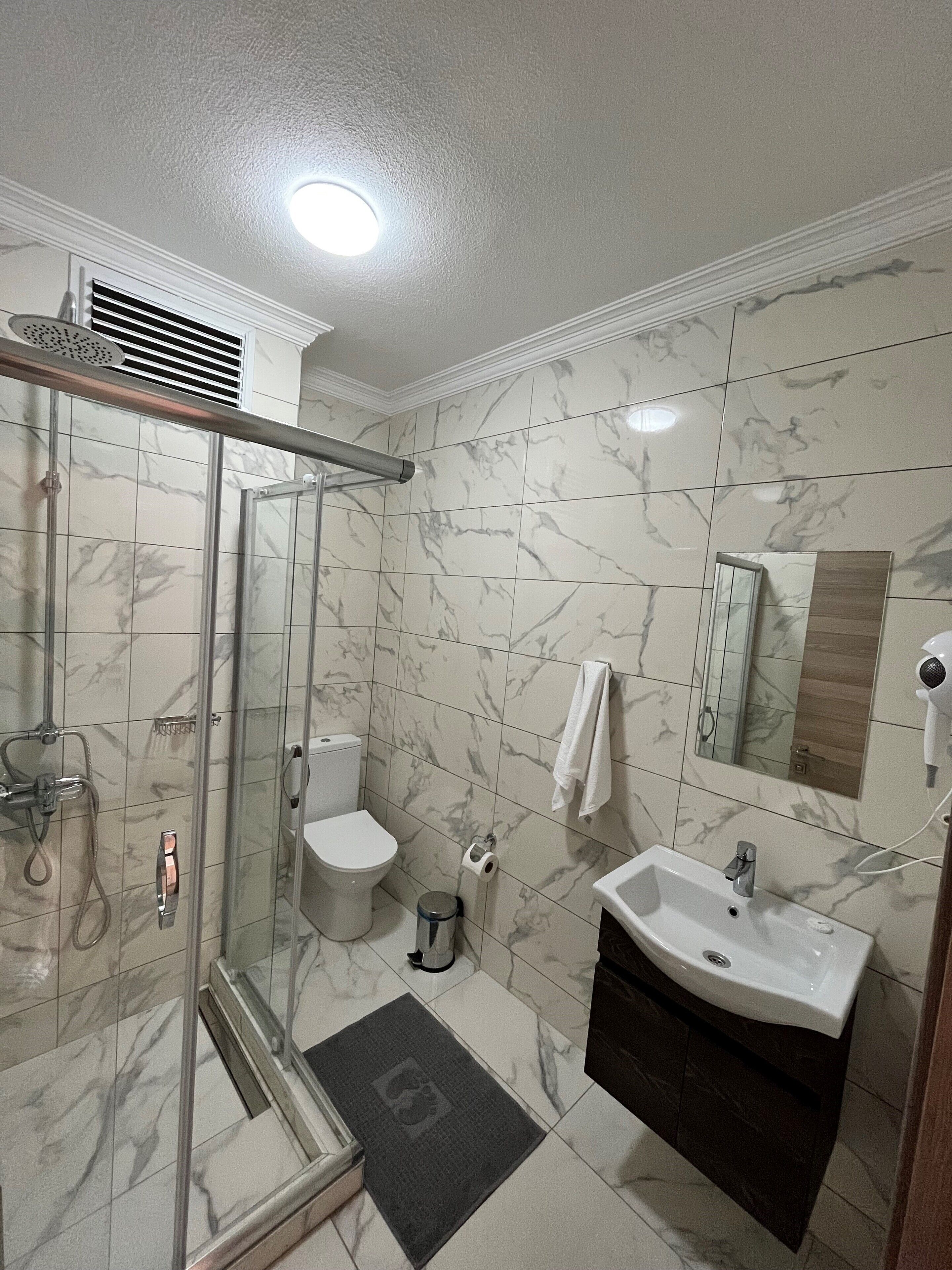 standard room | bathroom | shower, free toiletries, slippers, towels