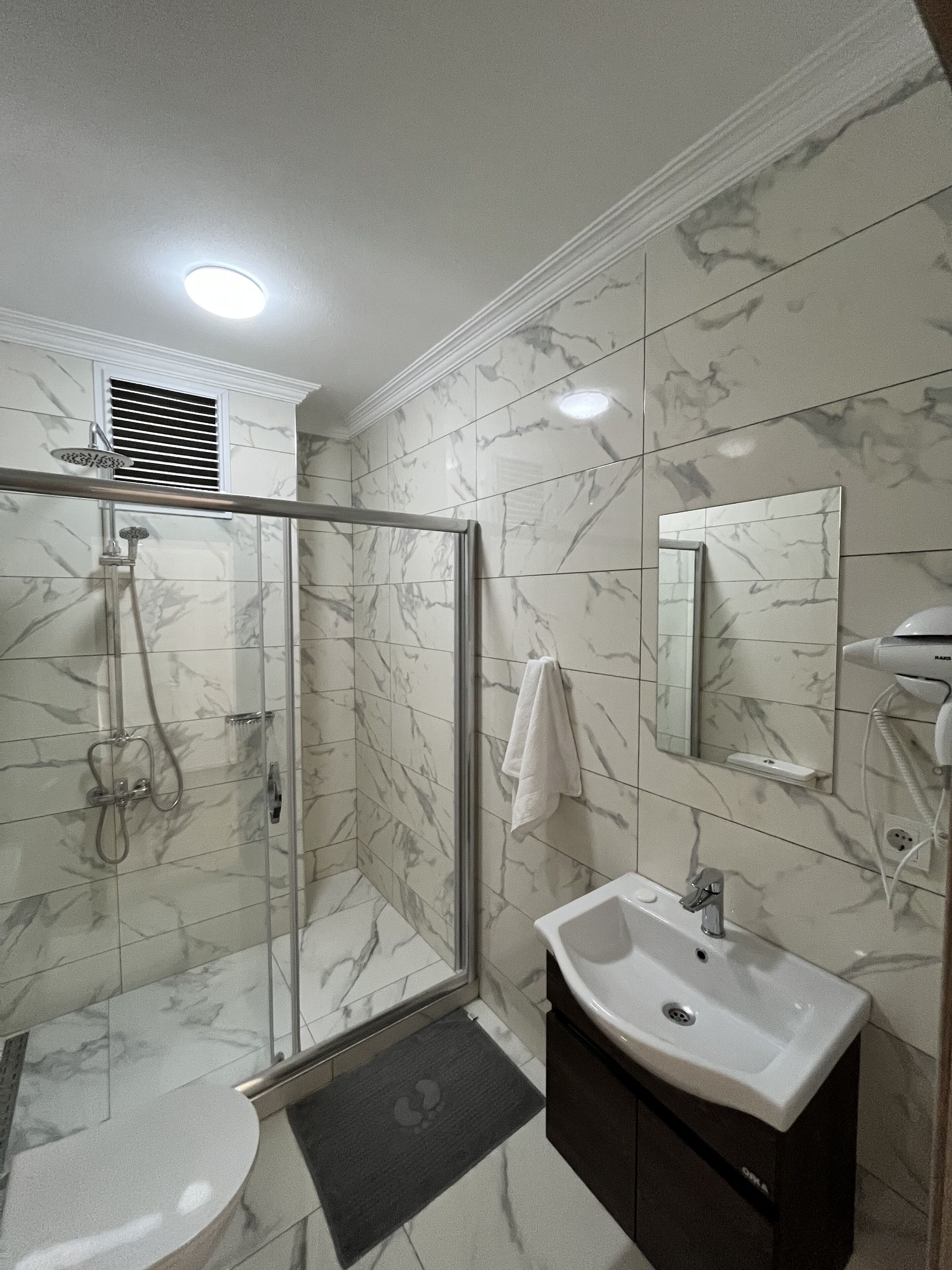 deluxe duplex | bathroom | shower, free toiletries, slippers, towels
