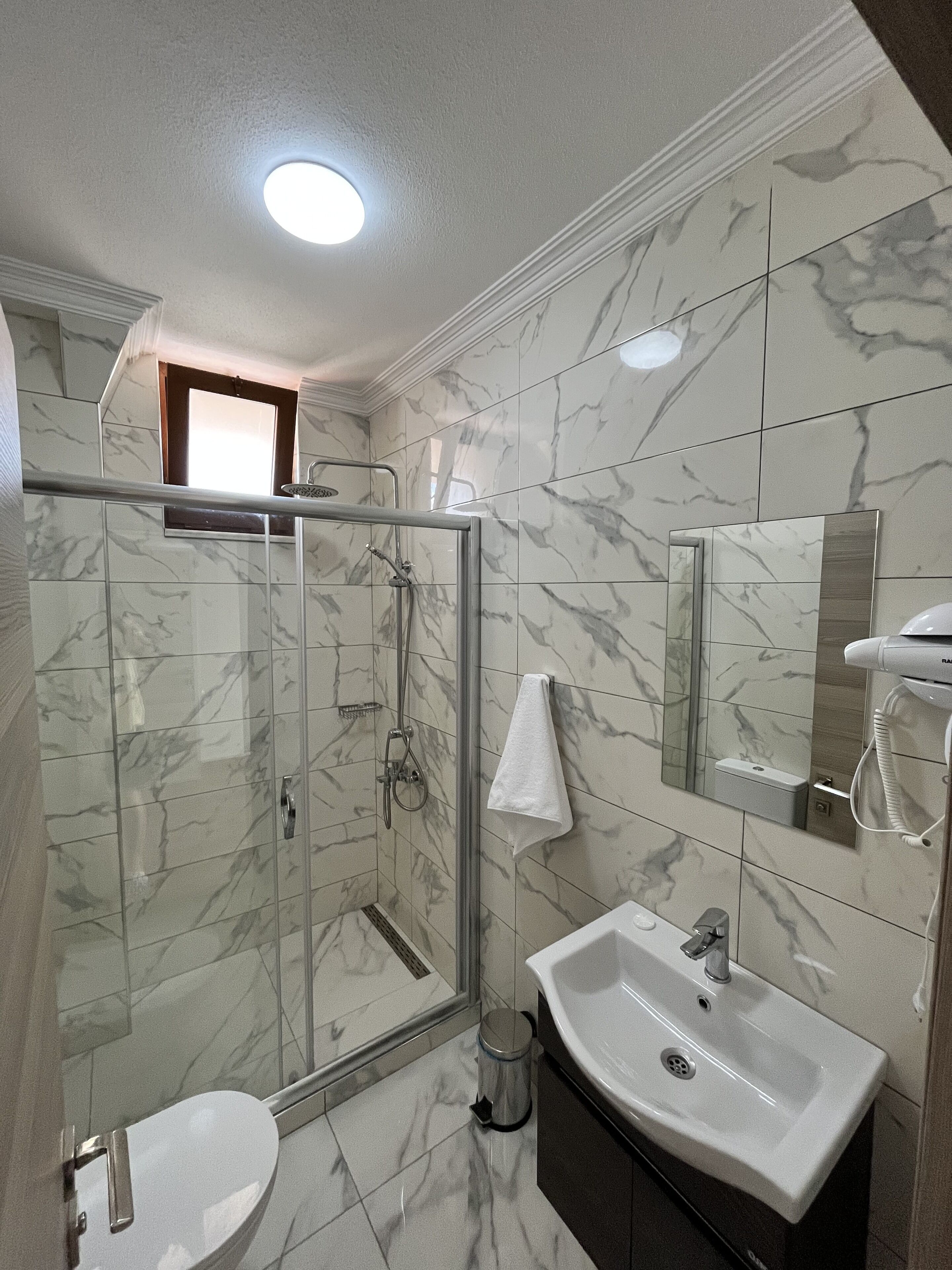 standard room | bathroom | shower, free toiletries, slippers, towels