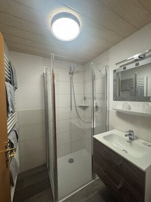 Dusj, hårføner og håndklær