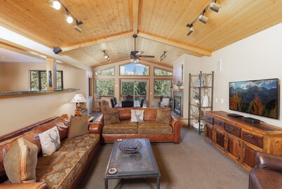 Keystone Large Family Home - Amazing Views, Rustic Charm - Hot Tub, Game Room