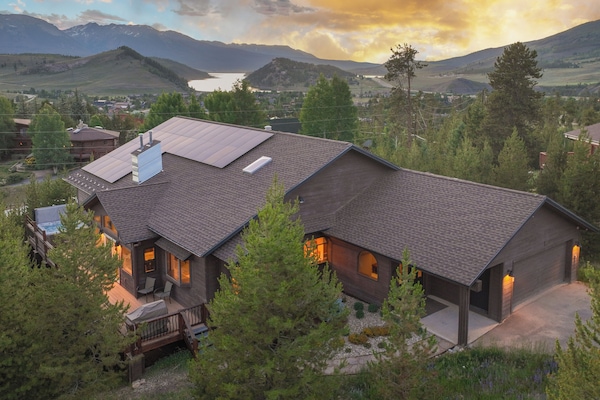 7BR/4.5 Bath home (16 guests) on two levels (5014 sq. ft.) with large lot