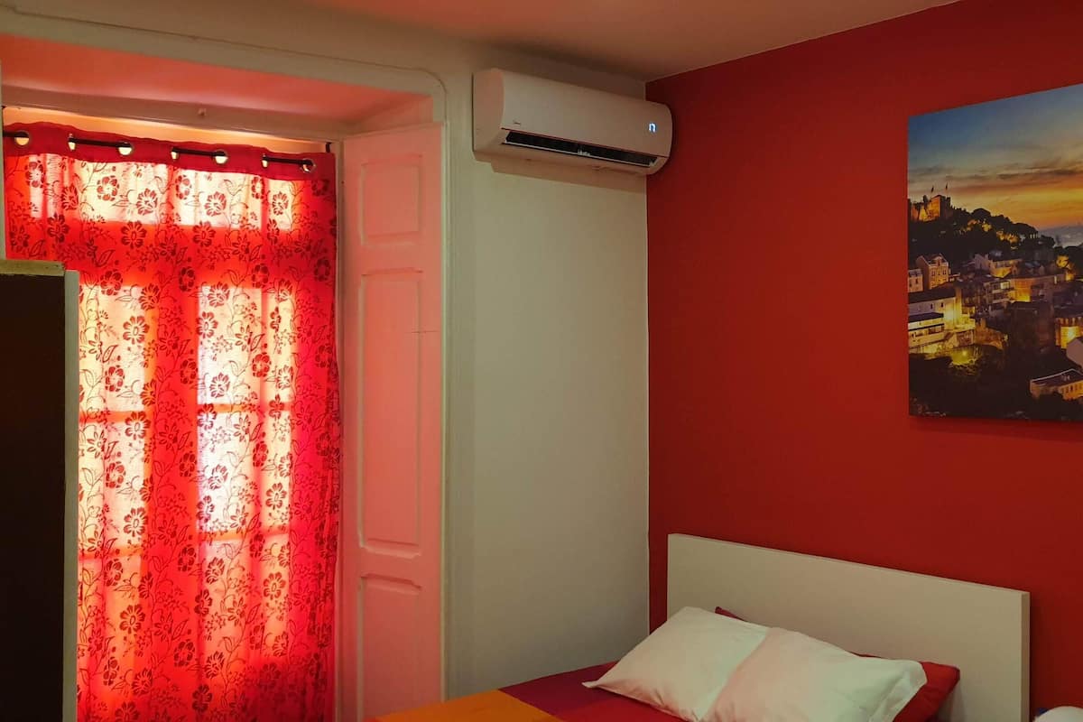 Minibar, free WiFi, bed sheets