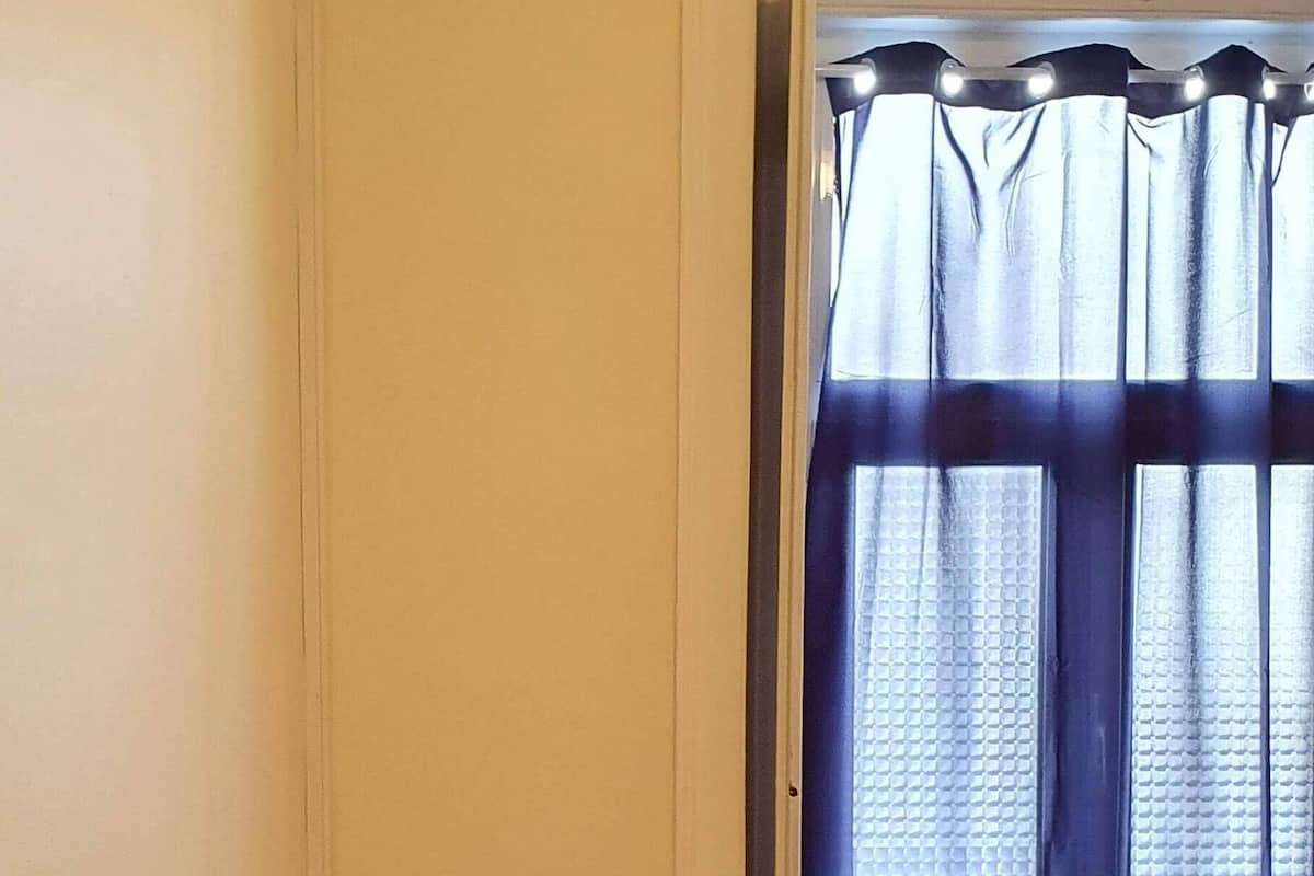 Minibar, free WiFi, bed sheets