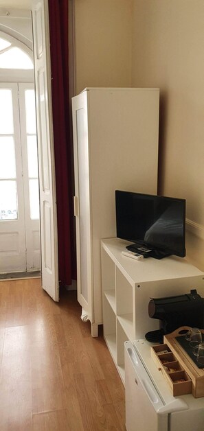 Quarto casal luxo, sacada | Frigobar, Wi-Fi de cortesia, roupa de cama