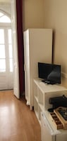 Quarto casal luxo, sacada | Frigobar, Wi-Fi de cortesia, roupa de cama