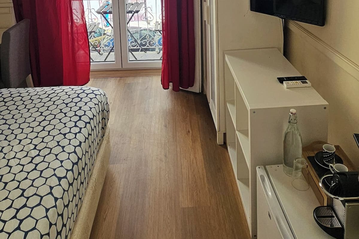 Minibar, free WiFi, bed sheets