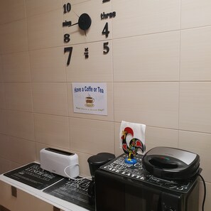 Großer Kühlschrank, Mikrowelle, Ofen, Herdplatte