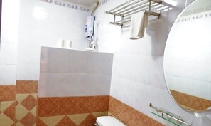 Habitación estándar doble | Baño | Ducha, artículos de higiene personal gratuitos y toallas