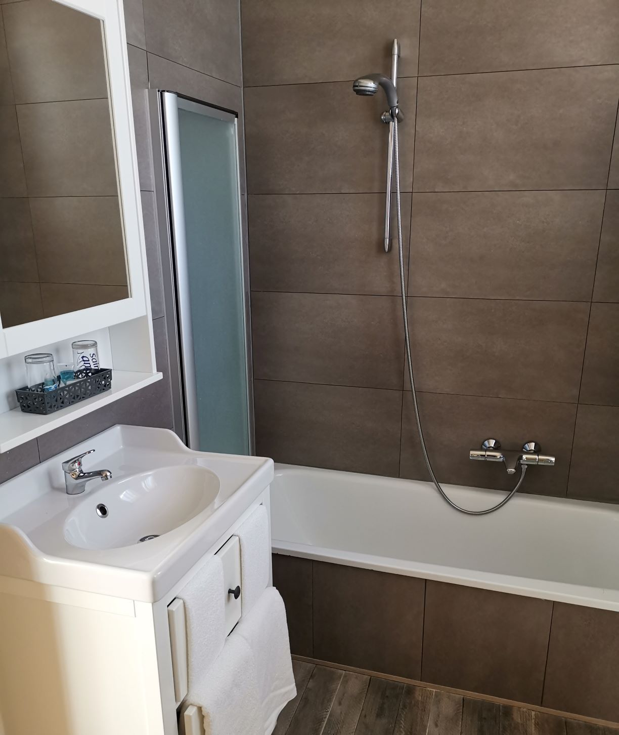 Eenvoudige Twin kamer | Badkamer | Gratis toiletartikelen, een haardroger, handdoeken, zeep