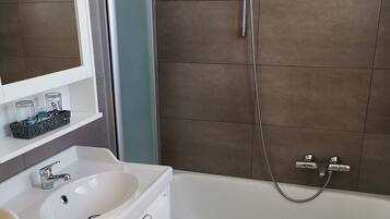 Eenvoudige Twin kamer | Badkamer | Gratis toiletartikelen, een haardroger, handdoeken, zeep