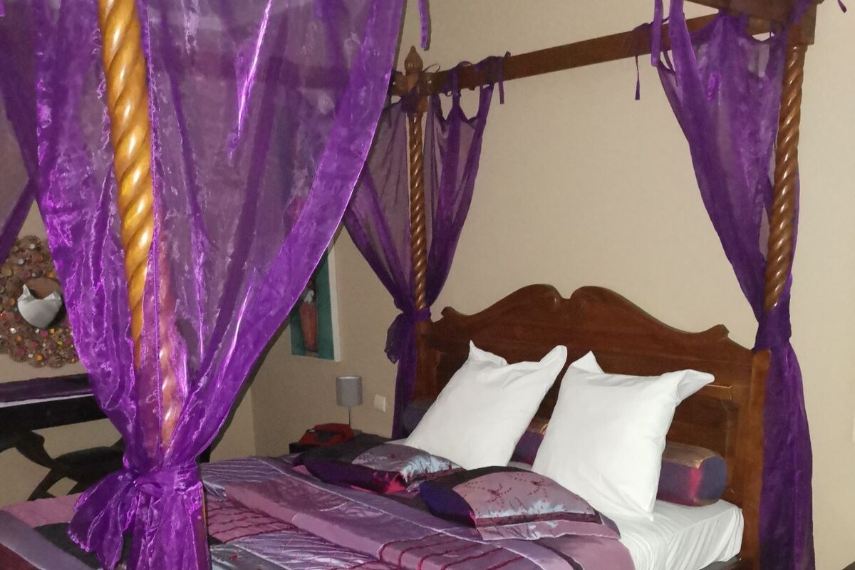 1 dormitorio, minibar, escritorio y cortinas opacas
