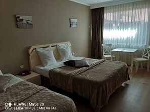 Classic Triple Room | 1 bedroom, minibar, desk, blackout drapes - La Cote d'Or (Philippeville)