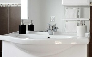 Shower, hair dryer, bidet, towels - The Residence Galliate (Galliate)