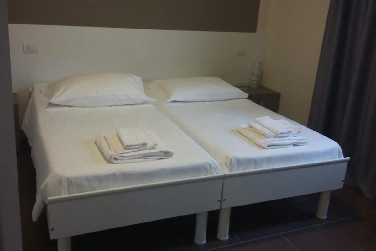 1 bedroom, laptop workspace, soundproofing, cribs/infant beds