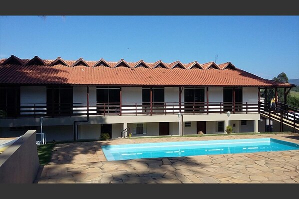 Una piscina al aire libre