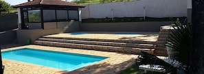 Una piscina al aire libre