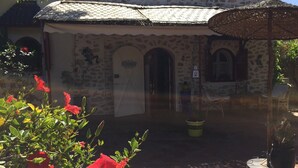 Un edificio in pietra con portali ad arco e un tetto in tegole.