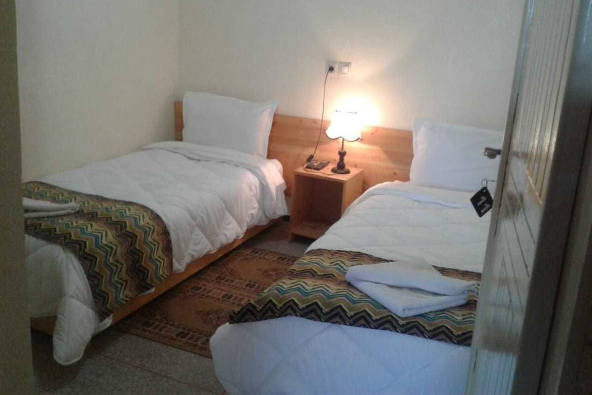 Habitación con 2 camas individuales, 2 camas individuales | Cortinas blackout, wifi gratis y ropa de cama