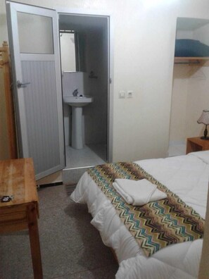 Habitación doble, 1 cama matrimonial | Cortinas blackout, wifi gratis y ropa de cama