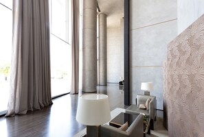 Coin salon dans le hall