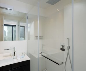 Deluxe-Apartment | Badezimmer | Badewanne und Dusche (separat), kostenlose Toilettenartikel