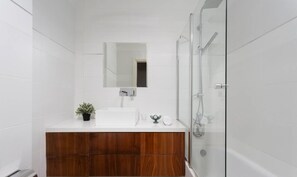 City appartement | Badkamer | Een douche, een regendouche, gratis toiletartikelen, een haardroger
