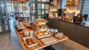 Free daily buffet breakfast - Nymphe Strandhotel & Apartments (Binz)