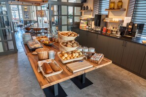 Free daily buffet breakfast - Nymphe Strandhotel & Apartments (Binz)