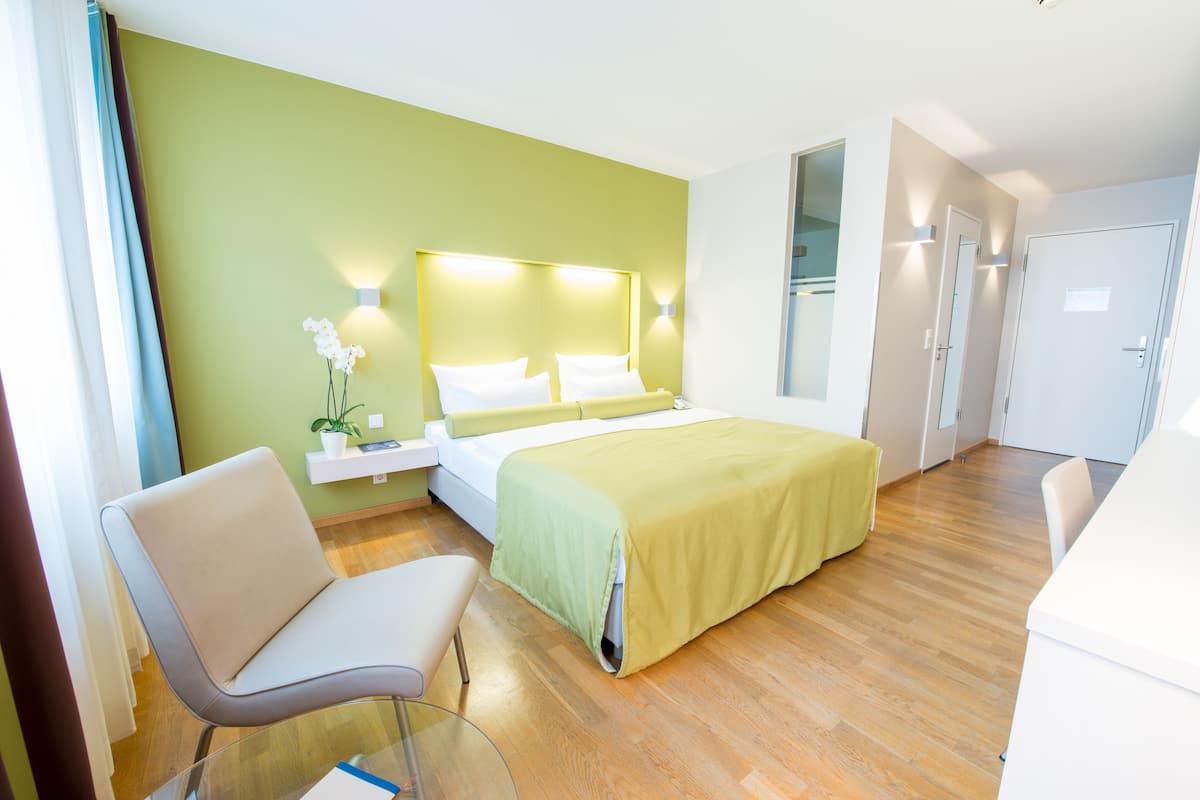 Hypo-allergenic bedding, minibar, in-room safe, desk