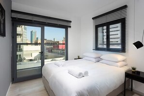 Panoramic-Apartment | Zimmersafe, Schreibtisch, laptopgeeigneter Arbeitsplatz