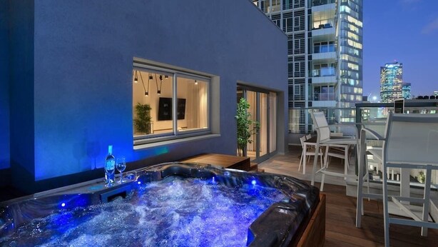 Outdoor spa tub - 3BR Penthouse on Rothschild by HolyGuest (Tel Aviv)