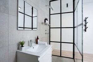 Apartamento panorámico | Baño | Ducha, secador de pelo, toallas y jabón