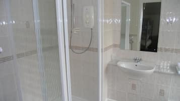 Habitación familiar | Baño | Ducha, artículos de higiene personal gratuitos y secador de pelo