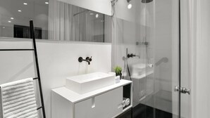 Comfort-huoneisto | Kylpyhuone | Suihku, sadesuihkupää, ilmaiset hygieniatuotteet, hiustenkuivaaja